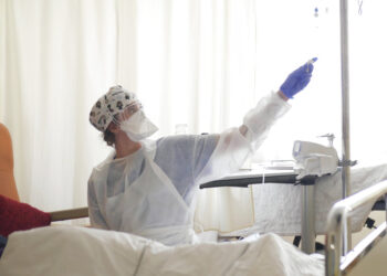 Médicos de París advierten que se verán abrumados por Covid