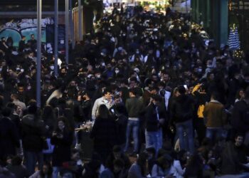 Variantes del coronavirus impulsan los contagios en Europa