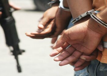 Capturan a una pareja por venta de un arma por Internet
