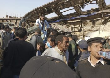 Al menos 32 muertos en choque de trenes en Egipto