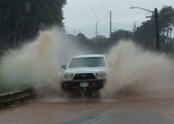 Ciudad de Hawái, bloqueada por deslizamiento de tierra, lanza ferry improvisado
