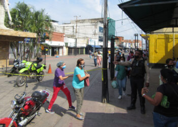 Policías velan por el cumplimiento de la cuarentena social en la zona norte
