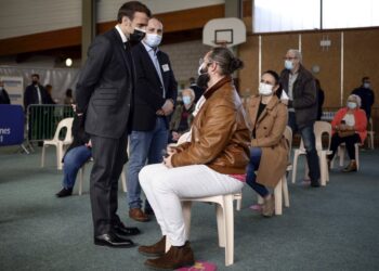 Macron impulsa la vacunación masiva en París