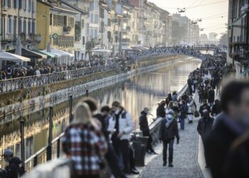 Italia planea vacunarse al 80% a finales de septiembre