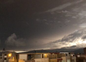 Erupción volcánica deja 28.000 familias afectadas en Ecuador