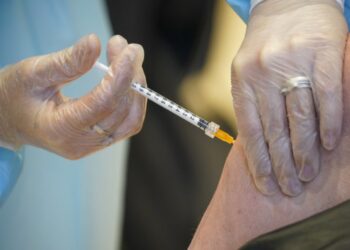 Alemania lamentó la decisión de sus vecinos de pausar el uso de AstraZeneca