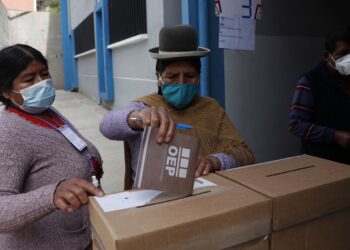 Opositores celebran triunfo en Bolivia sin resultado oficial