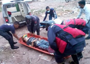 Bomberos rescatan a adolescente tras caer del puente Libertador