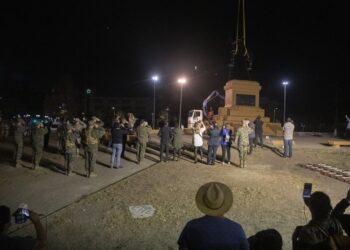 Chile retira estatua asediada de plaza principal