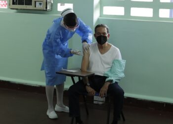 Presidente panameño se vacuna tras un "duro" año de pandemia