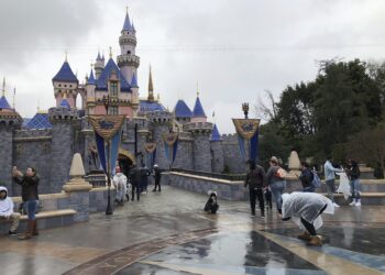 California aprueba reabrir parques de pelota y Disneylandia