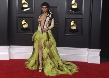 La moda no faltó en los Grammy con Doja Cat y Dua Lipa (+Fotos)