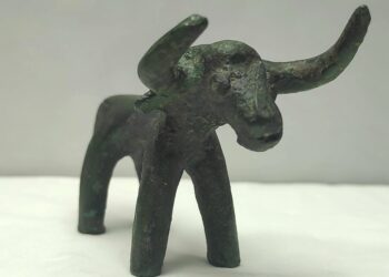 Lluvias develan antigua estatuilla de toro en Grecia