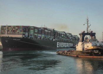 Canal de Suez reanuda operaciones tras desencallar al carguero Ever Given