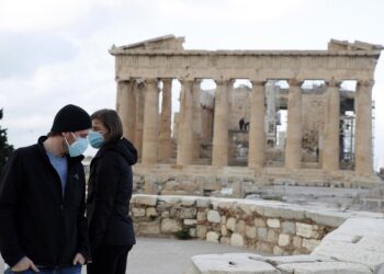 Grecia condena a española por fiesta durante confinamiento