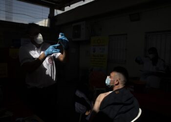 Israel empieza a vacunar a trabajadores palestinos
