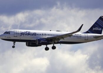 Pasajero de JetBlue borracho y sin máscara enfrenta una multa por $14,500 de la FAA
