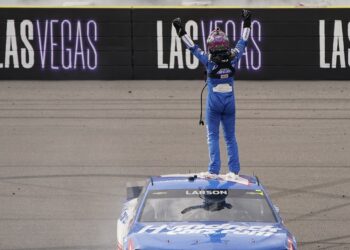 Larson gana en Las Vegas, su primer triunfo en NASCAR tras veto