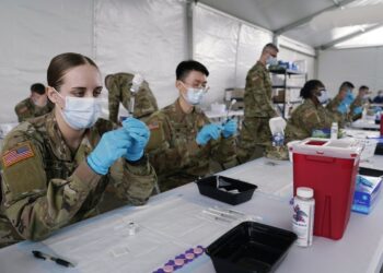 Estudio afirma que acelerar vacunación fue contraproducente para EEUU