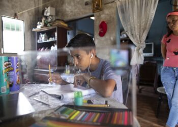 Joven artista venezolano vende dibujos en Twitter para comprar comida