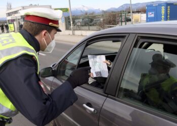 Cinco naciones de la Unión Europea buscan conversaciones sobre la distribución de vacunas
