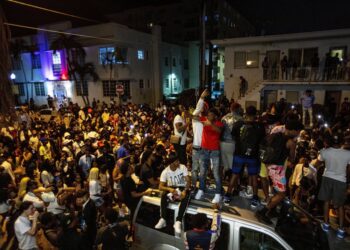 Miami abrumada por los excesos de parranderos en medio del Covid-19