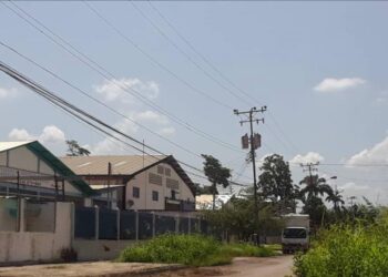 Incendio acabó con una fábrica de colchones en Barcelona