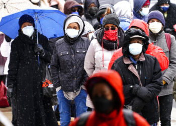 Cada vez más estadounidenses negros dispuestos a vacunarse