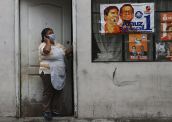 Ecuatorianos se aprestan a votar en medio de pandemia