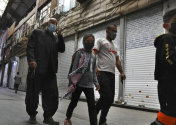 Irán ordena encierro por coronavirus; 4ta ola de infecciones