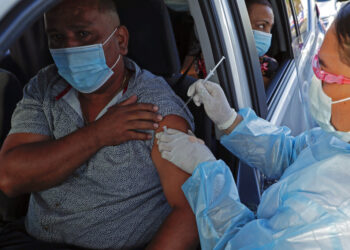 Panamá comienza a vacunar con AstraZeneca a voluntarios