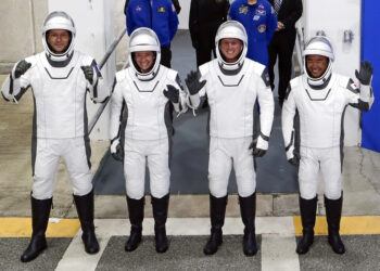 SpaceX lanza misión tripulada a EEI con cohete reutilizado