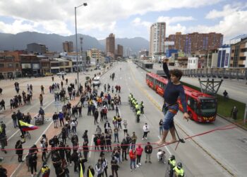 Colombianos protestan contra impopular reforma tributaria
