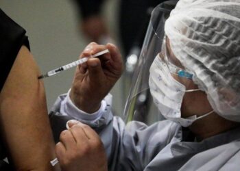 Prisión para dos enfermeras por hurto de vacunas en Bolivia