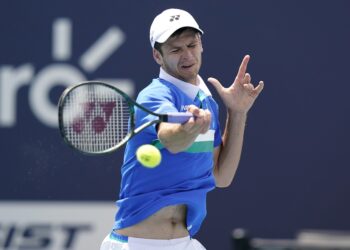Hurkacz atrapa su máximo título al vencer a Sinner en Miami