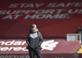 Aficionados al Liverpool protestan en Anfield contra los propietarios estadounidenses