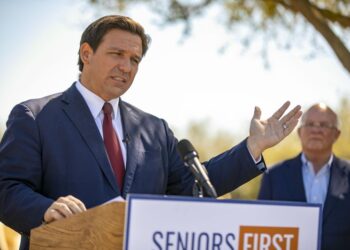 El gobernador de Florida recibe una vacuna fuera de la vista del público