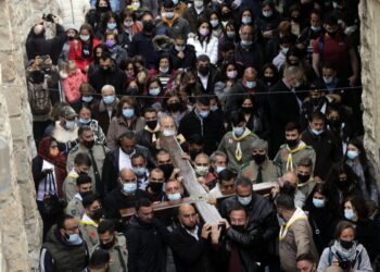 Cristianos celebran otro Viernes Santo marcado por el Covid-19