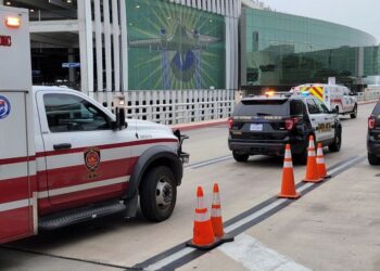 Policía mata a hombre que abrió fuego en aeropuerto de Texas