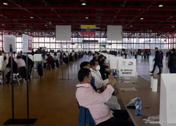 Ecuador inicia jornada para escoger nuevo presidente