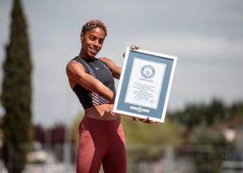 Rojas recibió la certificación Guinness por su récord en salto triple bajo techo