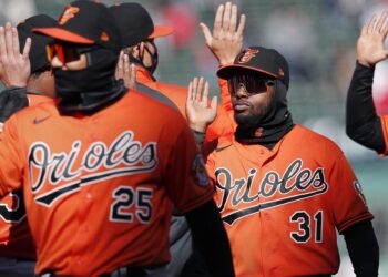 Baltimore barre a Boston, que por segunda vez que inicia 0-3 en casa