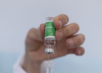 Funcionario: Sí hay vínculo trombos-vacuna de AstraZeneca