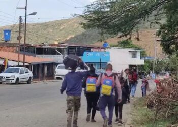 Caminantes venezolanos no dejan de llegar a la frontera con Colombia