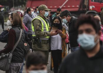 Chile cierra fronteras y aumenta restricciones por avance de la COVID-19