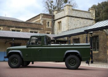 El príncipe Felipe diseñó su propio coche fúnebre, un Land Rover modificado
