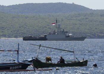 Indonesia busca un submarino en las profundidades, mientras se reducen posibilidades de sobrevivientes