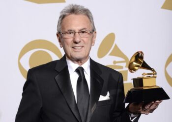 Al Schmitt, ingeniero y productor ganador del Grammy, muere a los 91 años