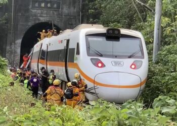 Camión derribó un tren en Taiwán y mató al menos a 48 personas