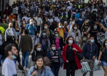 Madrid ralentiza las vacunas en Semana Santa a pesar de la súplica del gobierno